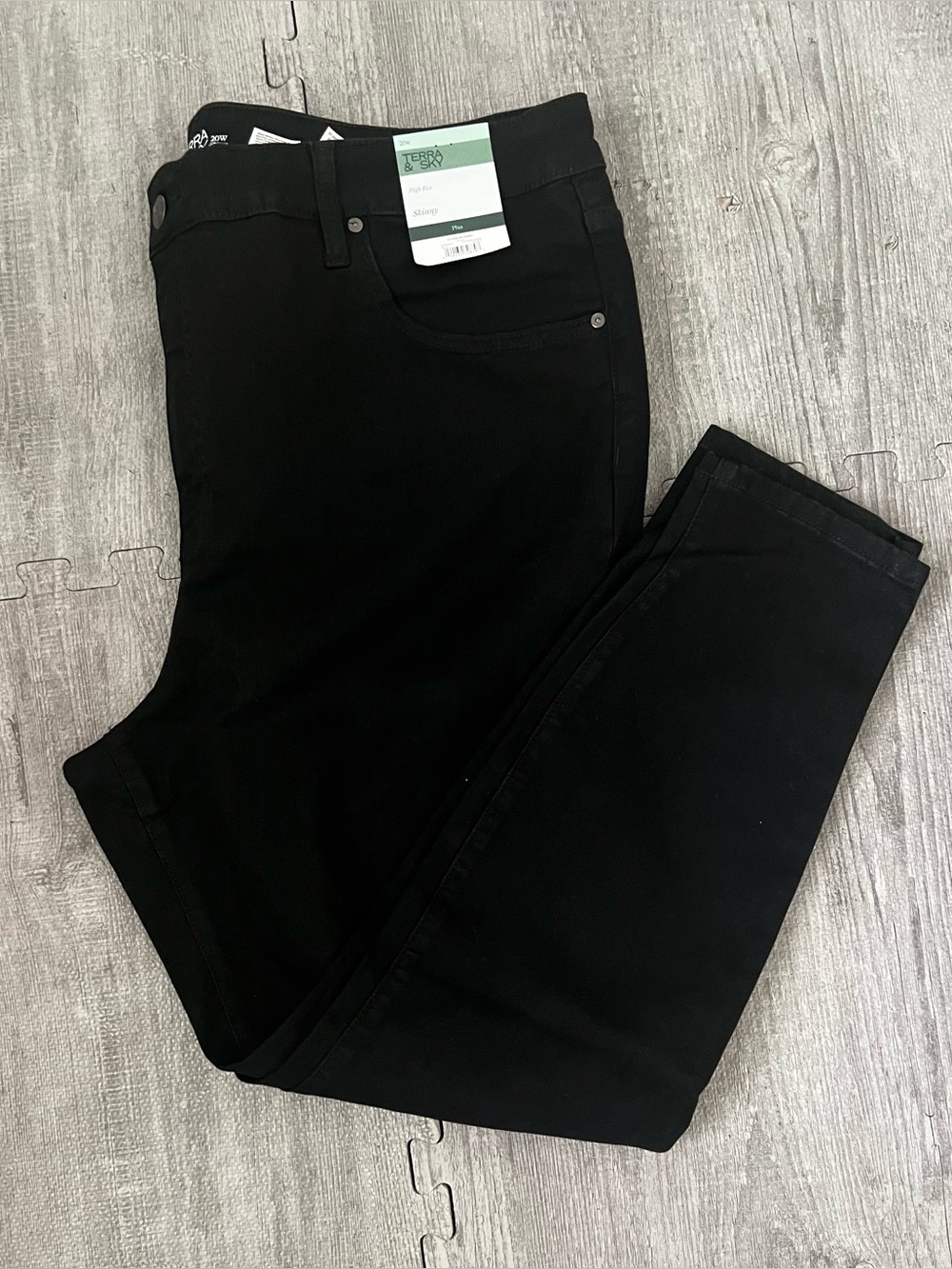 The Terra & Sky Women’s Plus Size Skinny jeans in size 20 are a stylish and comf